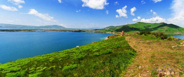 Krásný výhled na Sevanské jezero s tyrkysovou vodou a zelenými kopci, Sevan, Arménie Stock Obrázky