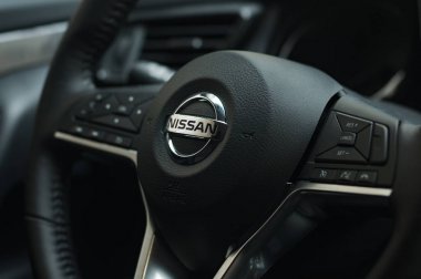 Moskova, Rusya - 03 Eylül 2018: Nissan X-Trail'in logolu direksiyonu. Bir arabanın direksiyonundaki kontrol düğmeleri.