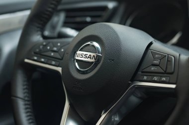 Moskova, Rusya - 03 Eylül 2018: Nissan X-Trail'in logolu direksiyonu. Bir arabanın direksiyonundaki kontrol düğmeleri. Bir otoparkta modern bir araba fotoğrafçılığı.
