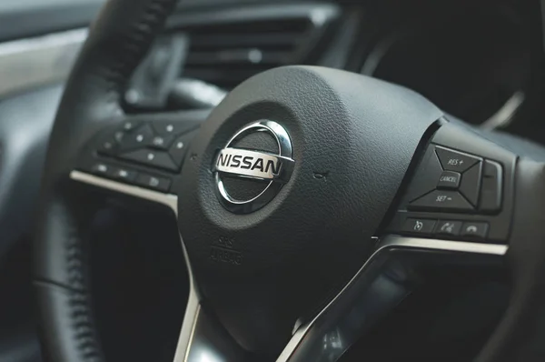 Moskva, Rusko-září 03, 2018: volant Nissan X-Trail s logem. Ovládací tlačítka na volantu vozidla. Stock Snímky