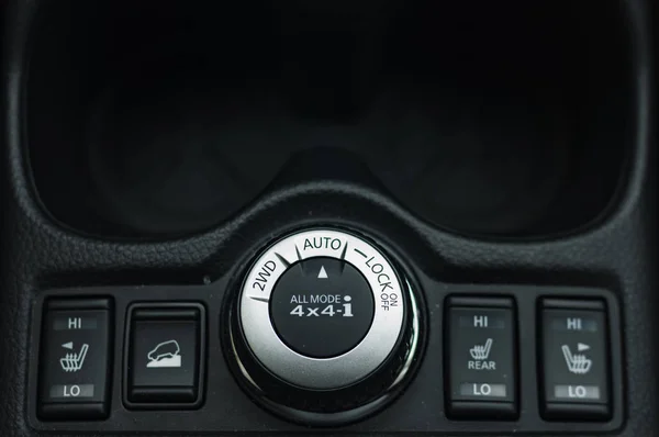 按钮开关控制汽车与软对焦和在背景中轻。2wd 自动锁定按钮开关 免版税图库照片