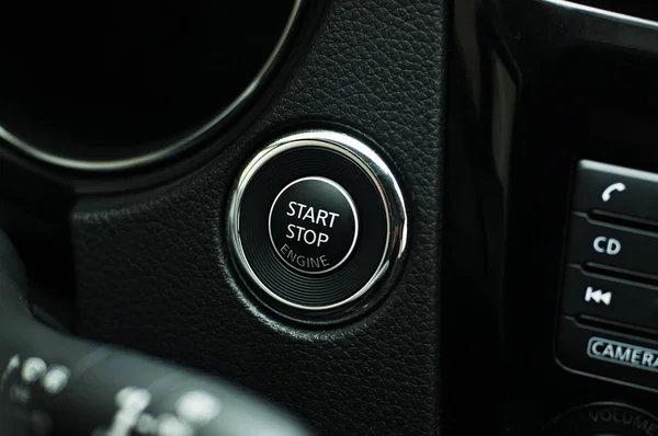 启动停车引擎现代新车按钮 免版税图库图片
