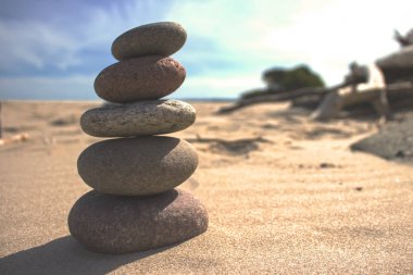 Kum üzerinde çakıl piramidi, retro tonda