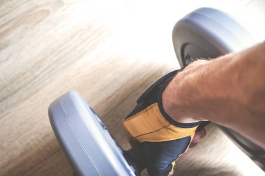 Dumbbell elinde, retro tonda