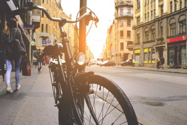 Bisiklet ayağı, retro yakınındaki sokakta tonda