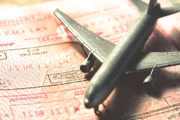 外国护照上的小玩具飞机 复古色调 — 图库照片