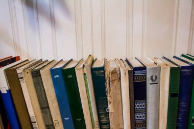 bir yığın eski bir rafta kitaplar