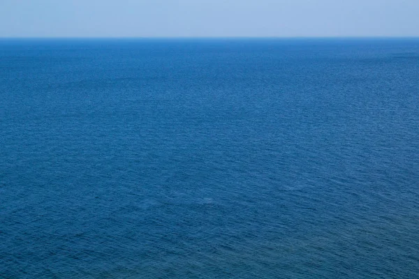 Синяя Поверхность Моря Ясным Небом — стоковое фото