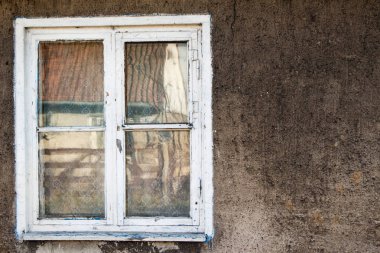 Duvardaki eski pencere