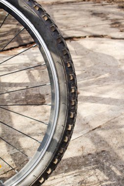 Asfalt üzerinde bisiklet tekerleği