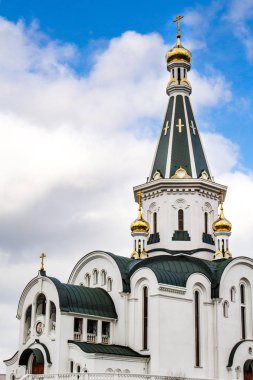 Mavi gökyüzü bulutlu karşı güzel beyaz kilise