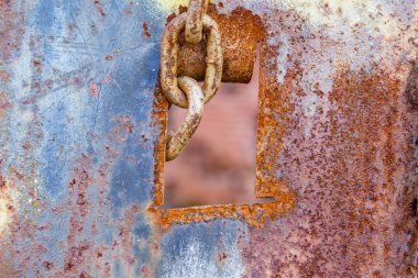 Paslı zinciri kapısı