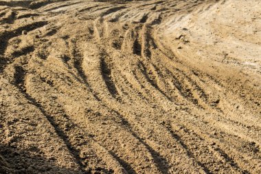 Kumun üzerinde tekerlekler izlemek
