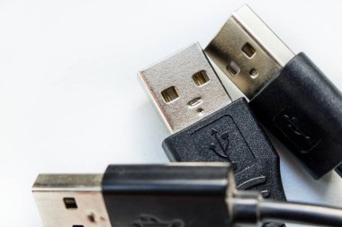 USB kablosu beyaz bir yüzeye