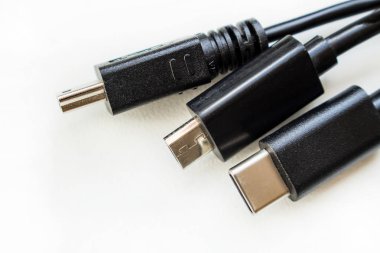USB kablosu beyaz bir yüzeye