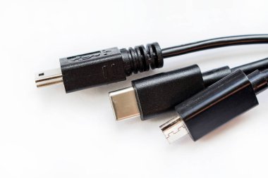 USB kablosu beyaz bir yüzeye