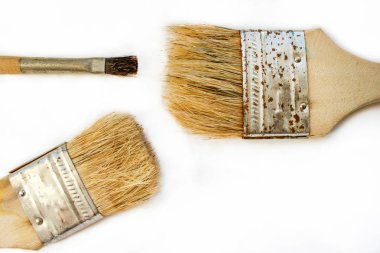 Beyaz bir yüzeye boya fırçaları