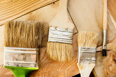 Boya fırçaları ahşap yüzeye