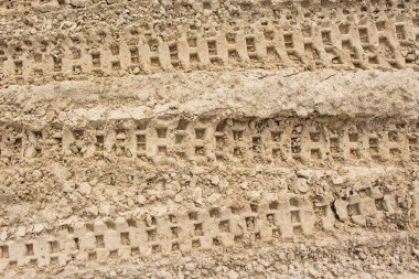 Kum arka plan dokusu üzerinde lastik izleri