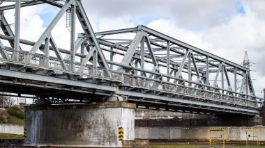 Demiryolu köprüsünün metal yapısı