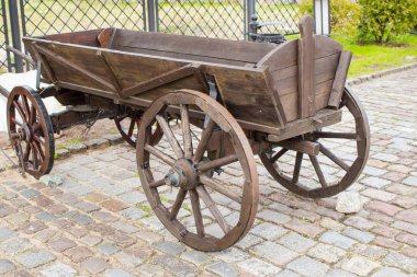 Kaldırım taşları üzerinde ahşap sepeti