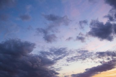 Güzel mor bulutlu gökyüzü günbatımı zaman