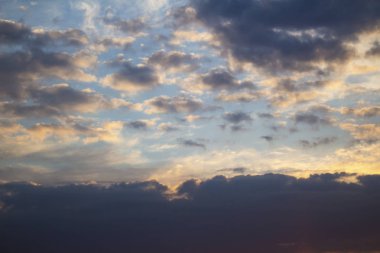 Güzel mor bulutlu gökyüzü günbatımı zaman