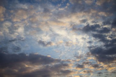 Güzel mor bulutlu gökyüzü günbatımı zaman