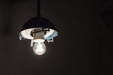 Akkor lamba kırık avize arka planda