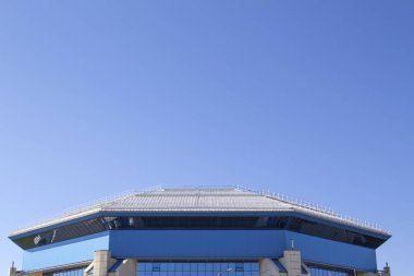Mavi gökyüzünün altında stadyum çatısı