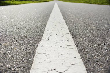 Geri çekilen asfalt yol makro arka plan