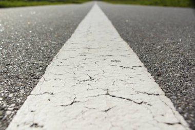 Geri çekilen asfalt yol makro arka plan
