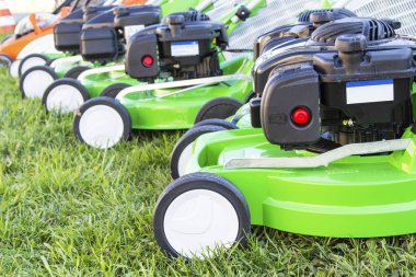 yeşil çimenlerin üzerinde çim biçme makineleri