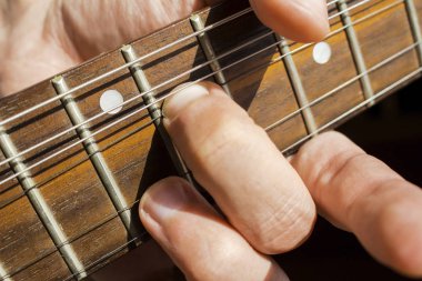 Bir gitar closeup bandında