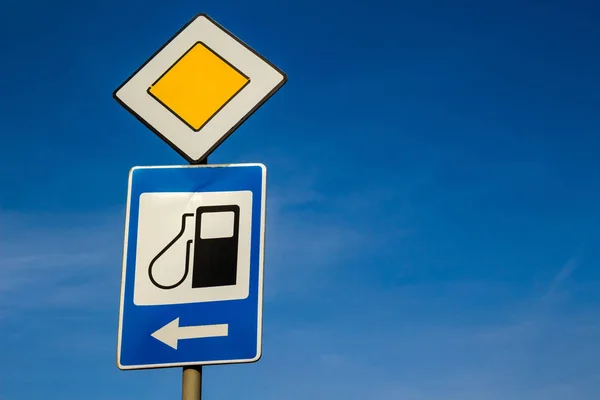 主な道路標識と給油 — ストック写真
