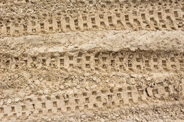 Kum arka plan dokusu üzerinde lastik izleri