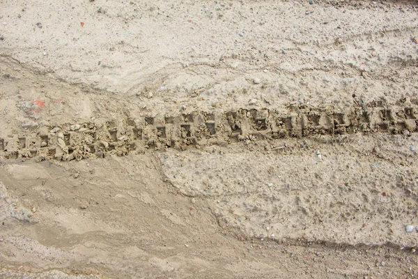 濡れた砂の上タイヤの跡 — ストック写真