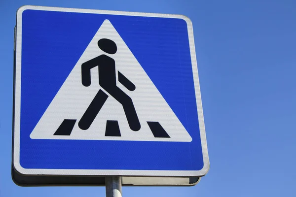 Sinal Travessia Pedestres Contra Céu Azul — Fotografia de Stock