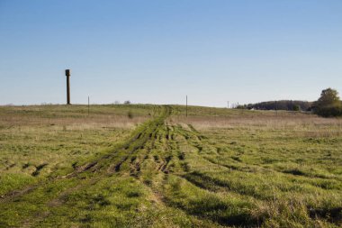 Açık gökyüzü altında bir alanda izlemek