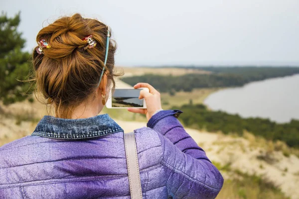 Jovem Garota Tira Fotos Bela Natureza — Fotografia de Stock