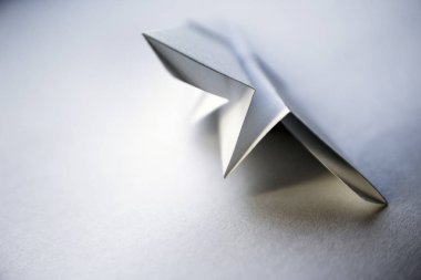 Beyaz kağıt origami uçağı