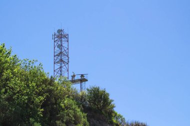 Hava kule ağaçları arasında