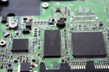 Cips ve tahta arka plan üzerindeki fişlere