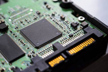 Cips ve tahta arka plan üzerindeki fişlere