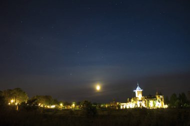 Gece yıldızlı gökyüzü tarafından eski ortaçağ kalesi
