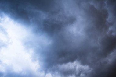 Kasvetli bulutlu fırtına gökyüzü arka plan