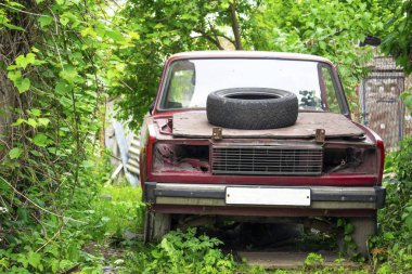 Bahçedeki eski kırık araba