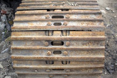 kirli Ekskavatör kamyon parça inşaat sahasında