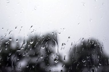 Cam zemin üzerine yağmur damlacıkları