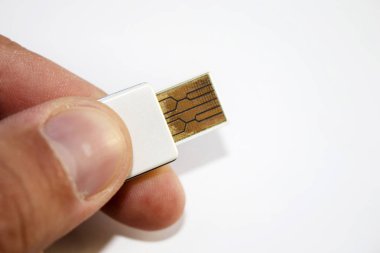 Beyaz Usb flash sürücü el